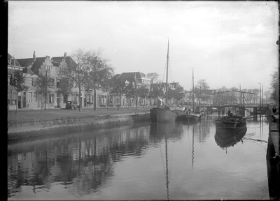 GN2092 De Maarlandse Haven, met huizen aan weerszijde en het Kippenbruggetje; 1922