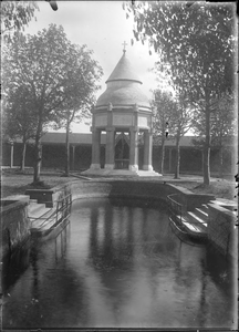 GN2146 Martelarenveld met de heilige put en de kapel; ca. 1922