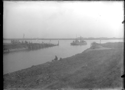 GN2159 Het veer Brielle - Rozenburg nadert de Buitenhaven; ca. 1920