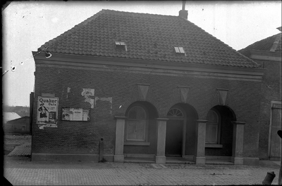 GN2175 De poortwachterwoning bij de Zuidpoort, met en reclameposter van 'Quaker oats'; ca. 1920
