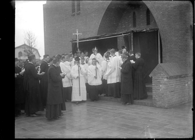 GN2204 Geestelijken komen in processie uit de bedevaartskerk; ca. 1922