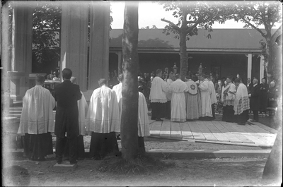 GN2208 Processie bij de kapel op het Martelarenveld; ca. 1922