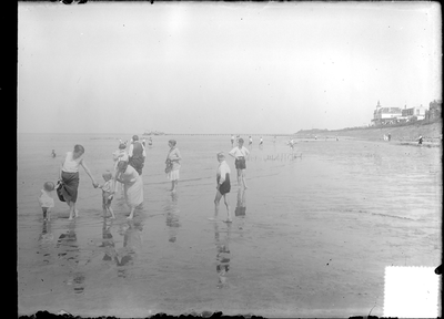 GN2225 Badgasten op het strand, met op de achtergrond de steiger en de Boulevard; ca. 1930