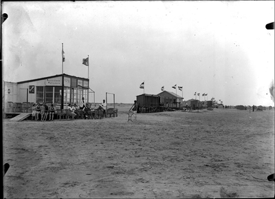 GN2242 Strandtenten op het strand; ca. 1935