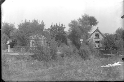 GN2249 Achtertuin van een huis, met bord taxi auto garage. Was ligt te bleken in het gras; ca. 1935