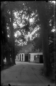 GN2257 Winkels in Oostvoorne; ca. 1925