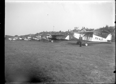 GN2287 Het vliegveld in de duinen; ca. 1935
