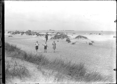 GN2325 Badgasten op het strand; ca. 1935