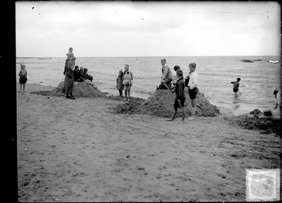 GN2361 Kinderen vermaken zich op het strand; ca. 1925