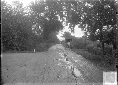 GN2371 De Hevering richting Oostvoorne, links de weg in Parklaan. De bakkerswagen is van 'De Kievit'; ca. 1925