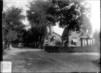 GN2375 Kruidenierswinkel van Herman Dekker d'Oude Grutter op de hoek Duinlaan, Duinoordeweg; ca. 1925