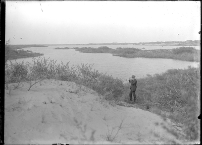 GN2391 Een man fotografeert het Brede Water; ca. 1925