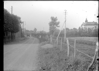 GN2439 De Molendijk, met links de burgemeesterswoning; ca. 1925