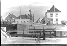GN2465 De schutssluis in het Kanaal door Voorne; ca. 1965