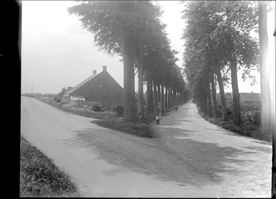 GN2476 't Zwaantje, de splitsing Rijksstraatweg en Oostdijk; ca. 1925
