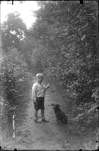 GN2480 Kind met hond op bospad; ca. 1925