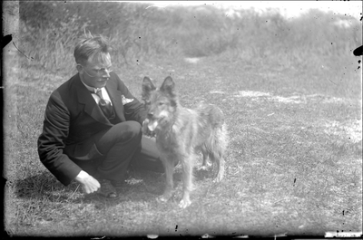 GN2481 Onbekende man met hond; ca. 1925