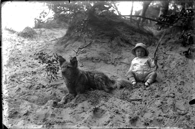 GN2485 kind met hond; ca. 1925