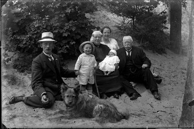 GN2487 Familieportret (waarbij vrouw in Friese? streekdracht); ca. 1925