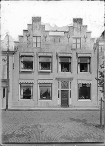 GN2581 Voorzijde van de woning langs het Maarland; ca. 1925