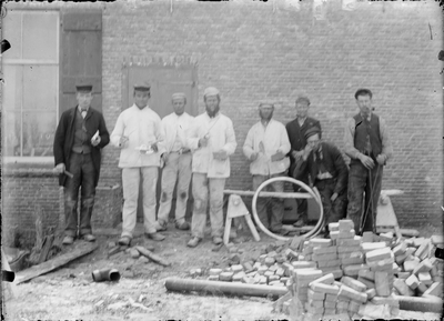 GN2601 Een groepsportret van arbeiders; ca. 1925