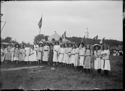 GN2607 Groep meisjes tijdens een feestdag; ca. 1900