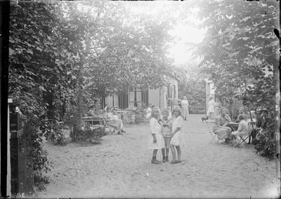 GN2634 De tuin van een koloniehuis met een groep kinderen; ca. 1925