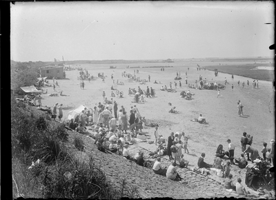 GN2660 Druk toerisme op het strand; ca. 1925