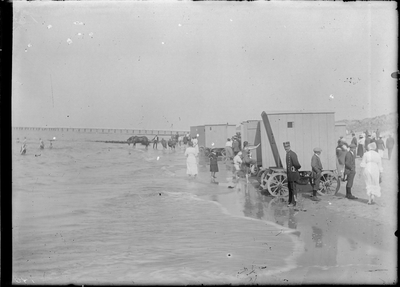 GN2661 Badhokjes op het strand, een agent kijkt toe; ca. 1925