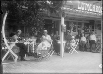 GN2662 Twee dames met een kinderwagen op het terras van een lunchroom; ca. 1925