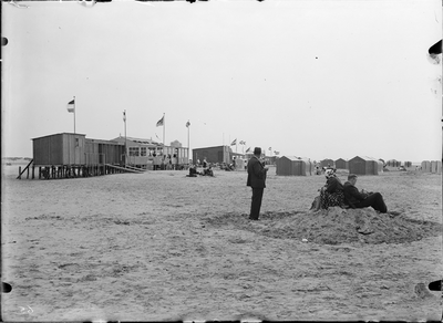 GN2663 Badhokjes op het strand; ca. 1925