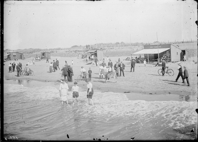 GN2664 Druk toerisme op het strand; ca. 1925
