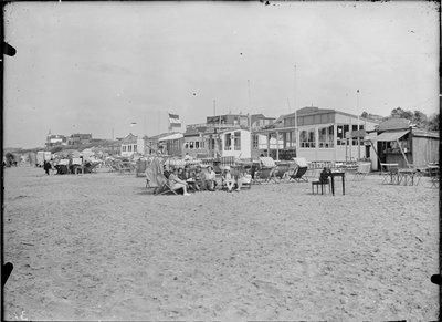 GN2665 Badhokjes op het strand; ca. 1925