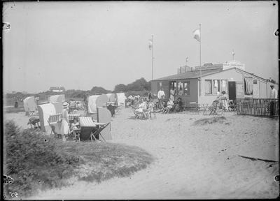 GN2667 Druk toerisme op het strand: badgasten bij de strandtent Rust Even; ca. 1925