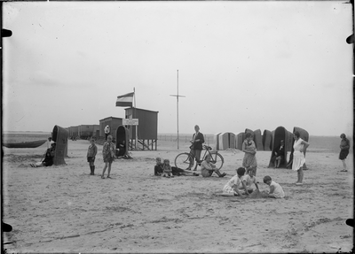GN2668 Badhokjes op het strand; ca. 1925