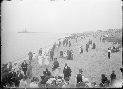 GN2669 Druk toerisme op het strand; ca. 1925