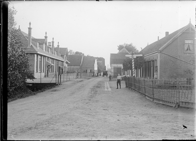 GN2681 De Kade in Tinte met links de openbare lagere school, later verbouwd tot Verenigingsgebouw De Odiaan; ca. 1925