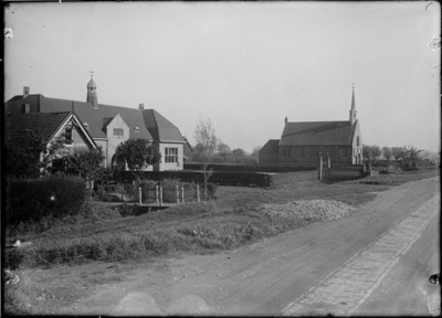 GN2683 De gereformeerde kerk en school in Tinte; ca. 1925