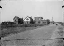 GN2692 De Boulevard met diverse hotels en woningen; ca. 1910