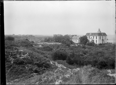 GN2694 De Boulevard met diverse hotels en woningen; ca. 1910