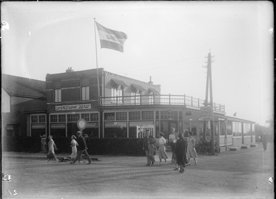 GN2695 De Boulevard met Café Zeerust, de zaak van J. van Marion; ca. 1910