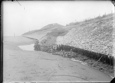 GN2697 De Boulevard: pad met basalt keien; ca. 1910