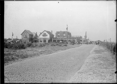 GN2700 De Boulevard met diverse hotels en woningen; ca. 1910