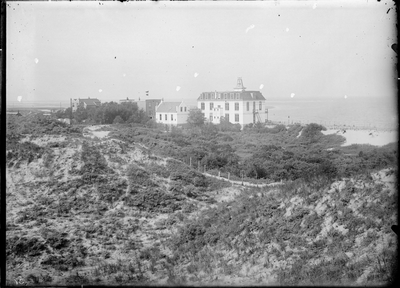 GN2701 De Boulevard met diverse hotels en woningen; ca. 1910