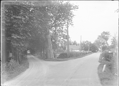 GN2722 De Heveringseweg, de naar links afbuigende weg is de Kranenhoutlaan; ca. 1910