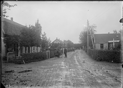 GN2723 De Heveringseweg met de kruising Zandweg en Hoefweg, het huis links is Heveringseweg 18; ca. 1910