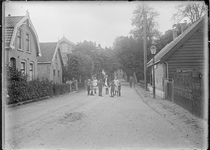 GN2731 Kinderen spelen voor het postkantoor van Oostvoorne; ca. 1910