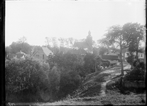GN2734 Kijkje vanaf de Burcht richting de kerk; ca. 1910