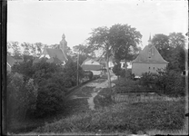GN2735 Kijkje vanaf de Burcht richting de kerk en het gemeentehuis; ca. 1910