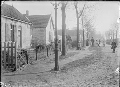 GN2752 Kijkje op de Obalaan, waar kinderen spelen op de hoek met de Van de Meerweg; ca. 1910